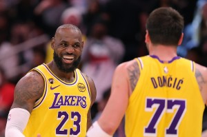 Kaiyun开云中国官网-生涯每个赛季都能达成场均20+5+5的球员：詹姆斯、东契奇