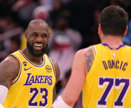 Kaiyun开云中国官网-生涯每个赛季都能达成场均20+5+5的球员：詹姆斯、东契奇