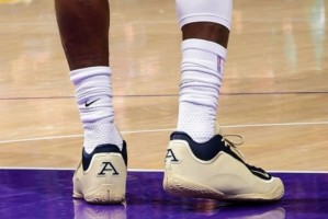 Kaiyun中国官网-阿克伦大学PE！詹姆斯上脚家乡大学LeBron 23 PE鞋款