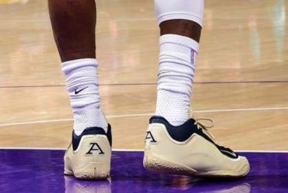 Kaiyun中国官网-阿克伦大学PE！詹姆斯上脚家乡大学LeBron 23 PE鞋款
